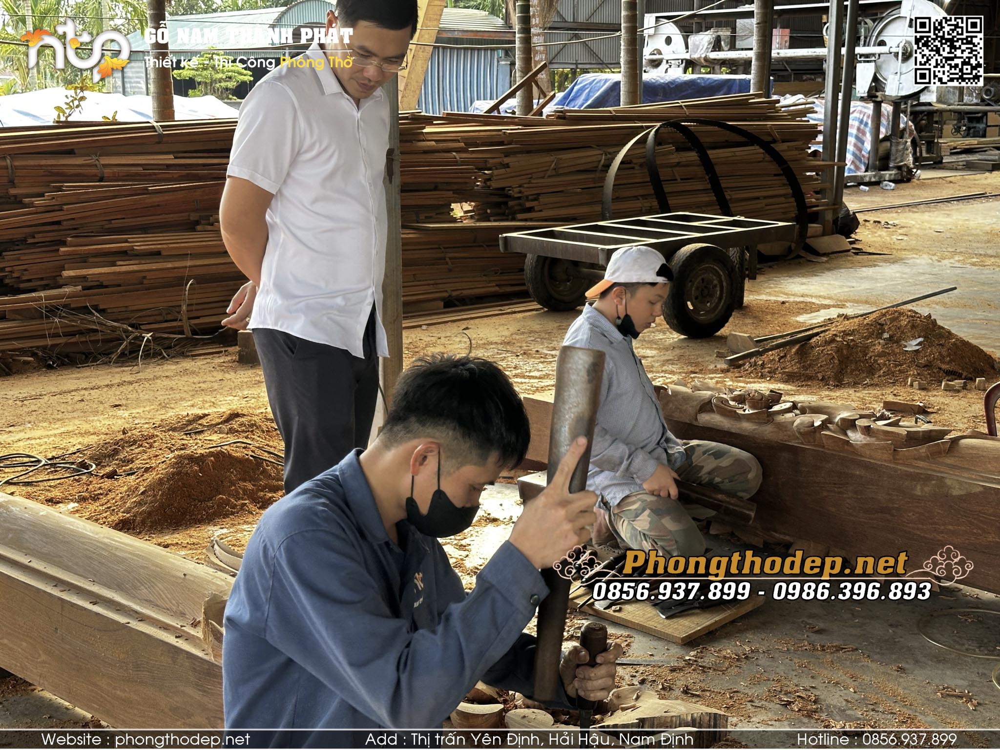 Thợ mộc đục chạm tại xưởng Nam Thành Phát