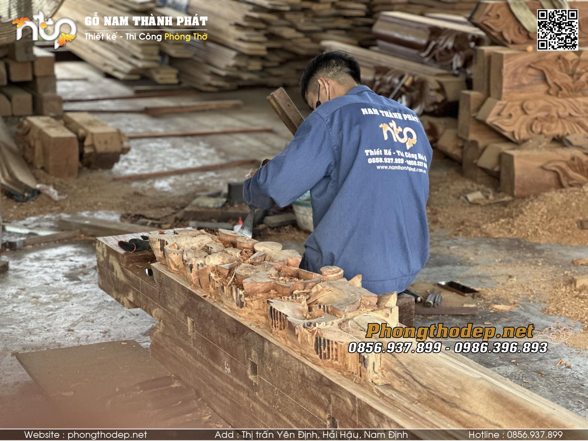 Đục chạm thủ công hoa văn trong nhà gỗ 5 gian